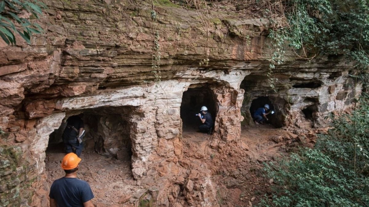 Kaya üzerindeki sıra dışı oyuklar soru işareti yarattı: Görenler durup tekrar bakıyor