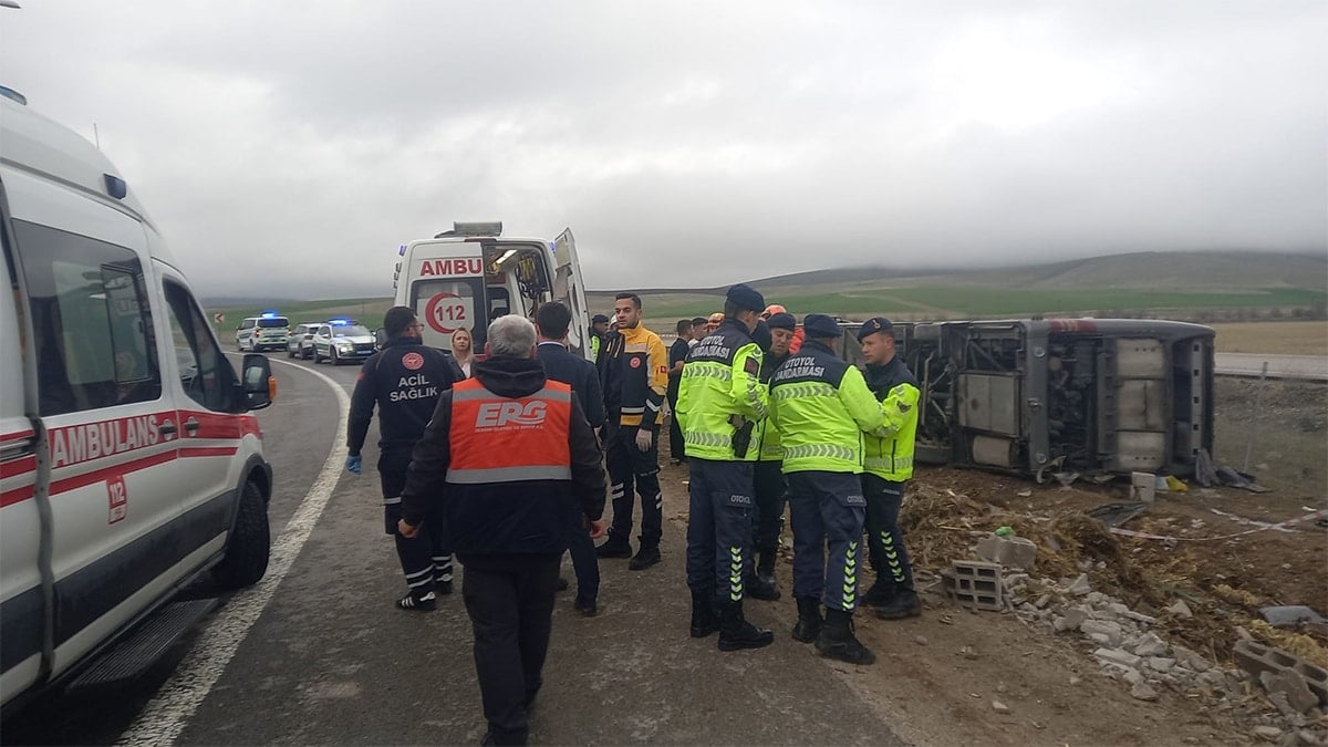 Tur otobüsü devrildi: Çok sayıda yaralı var