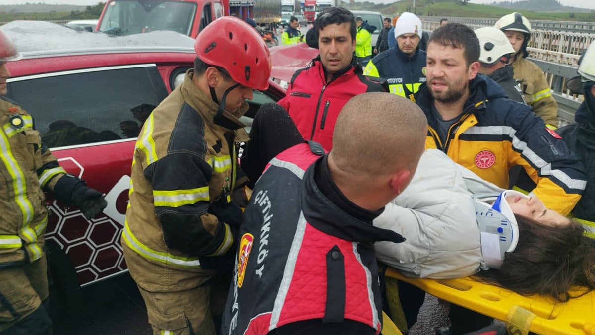 TIR'ın çarptığı araçta sıkıştılar