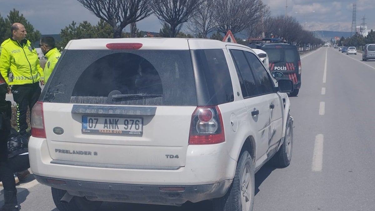 'Dur' ihtarına uymadı, polis aracına çarptı