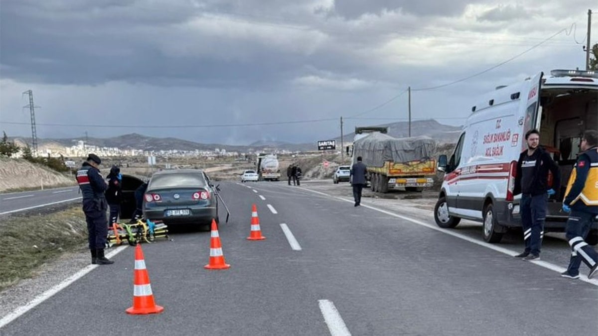 TIR ile çarpışan otomobildeki çocuk öldü, anne ve baba yaralı