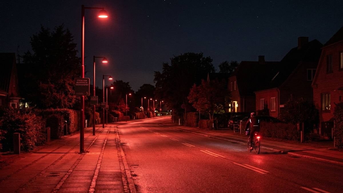 Tüm sokaklar gece vakti kırmızıya büründü: İşte nedeni