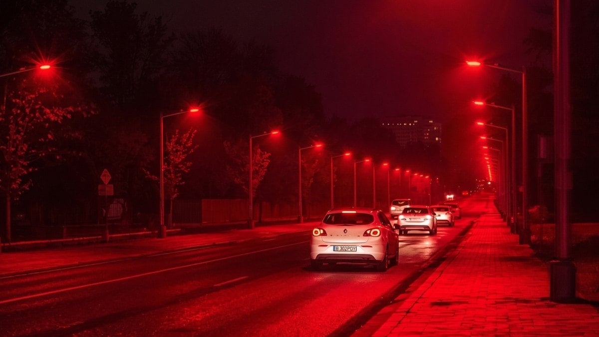 Sokak lambalarında kırmızı renk dönemi başladı