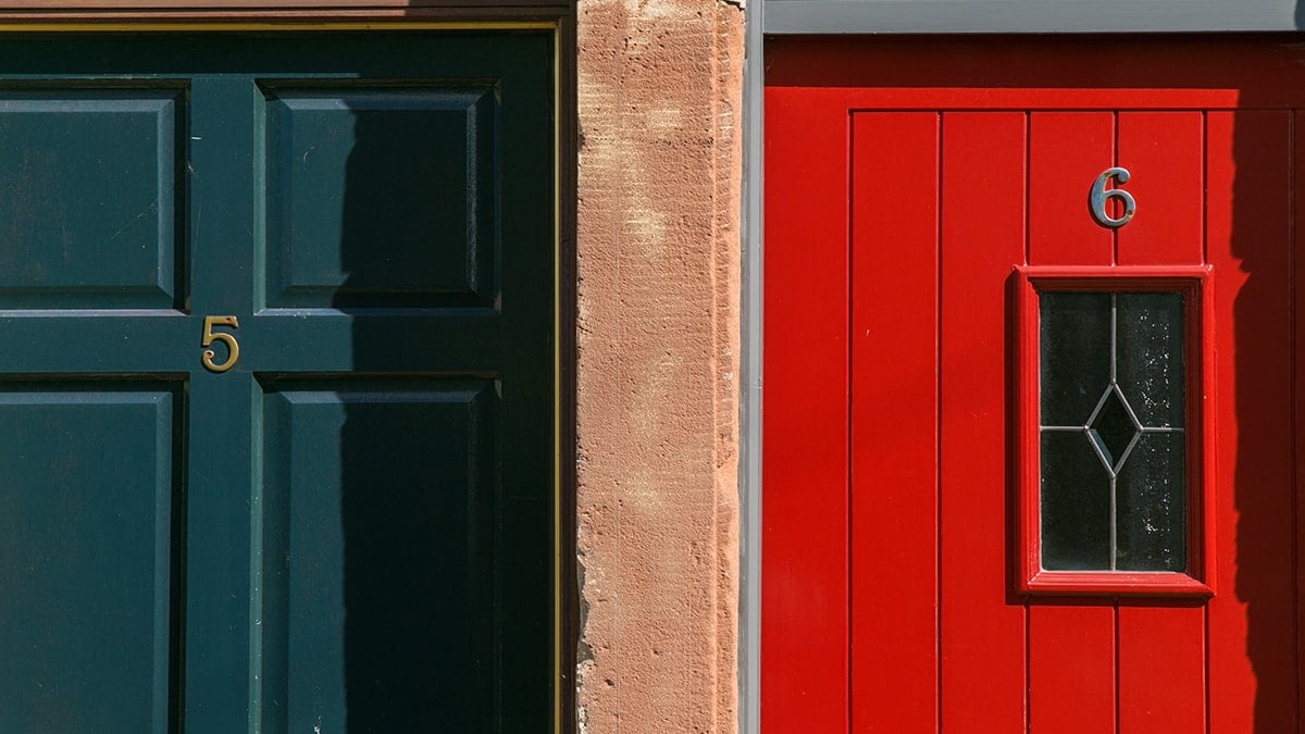 Bu ülkede kapısı kırmızı olanlar tek bir şey ilan ediyor 