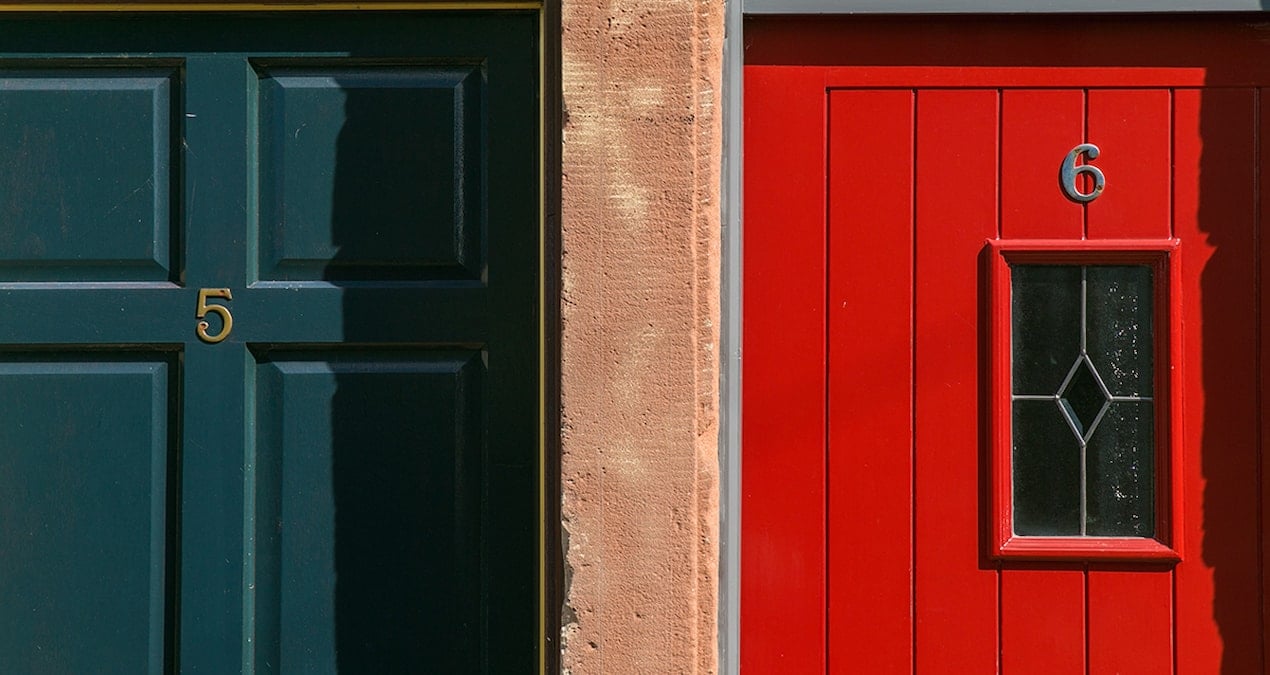Bu ülkede kapısı kırmızı olanlar tek bir şey ilan ediyor