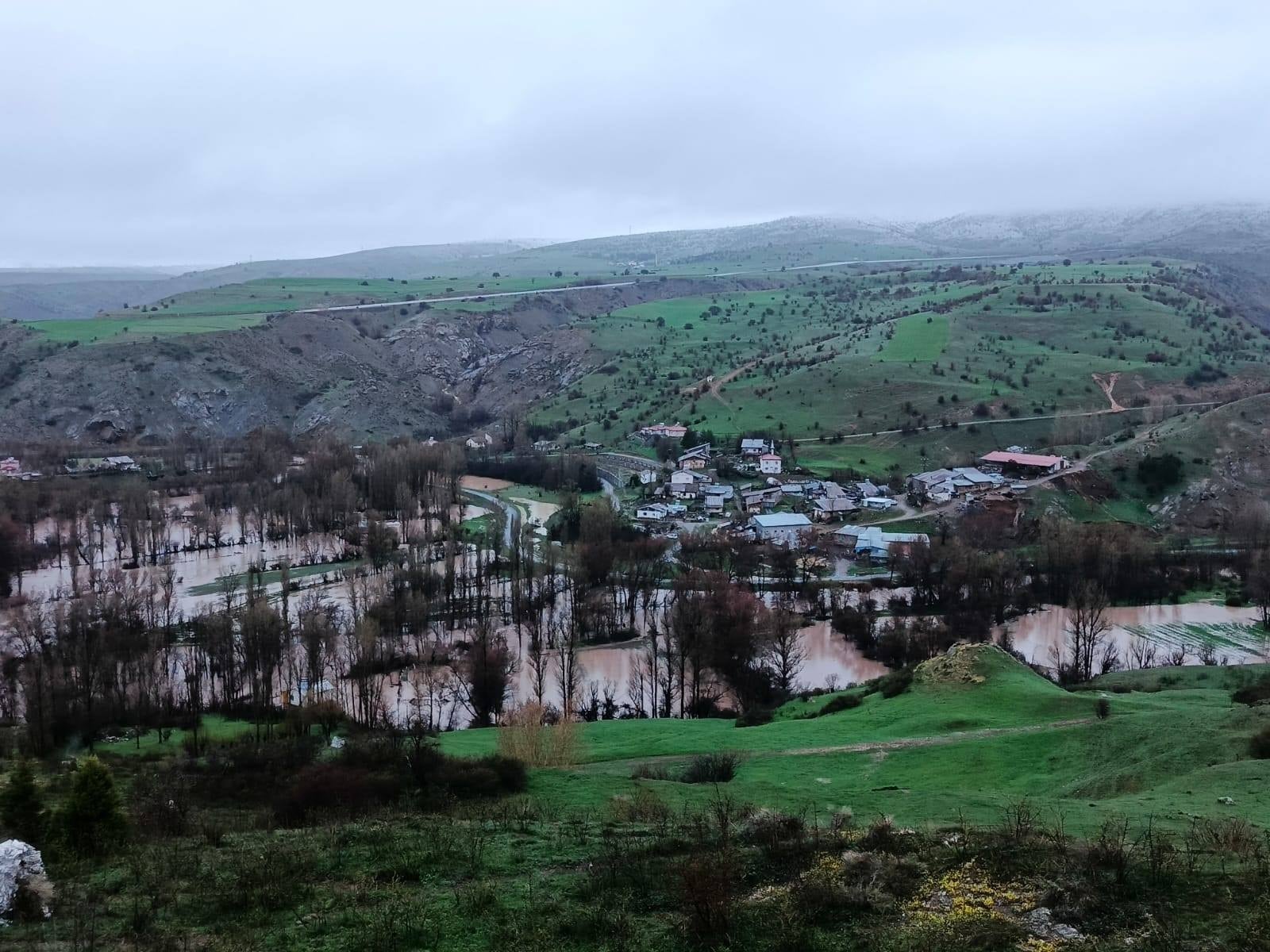 Sağanak nedeniyle Kızılırmak taştı; ev ve ahırları su bastı
