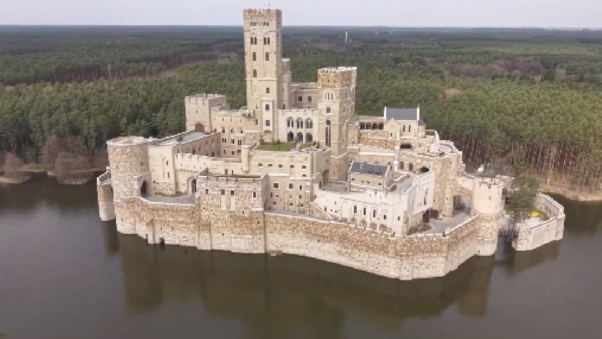 Gören Orta Çağ kalesi sanıyor ama yapılış yılını duyan şaşırıyor