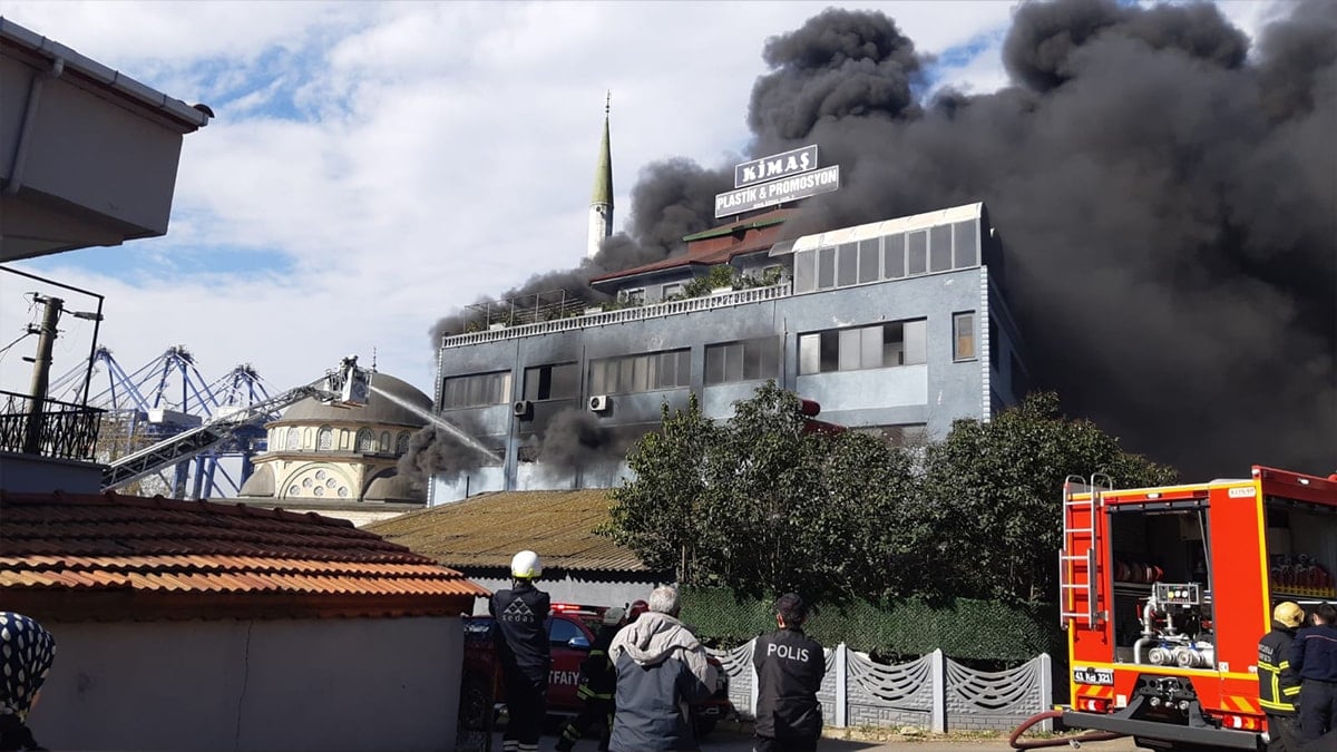 Kocaeli'de plastik üretim tesisinde yangın!