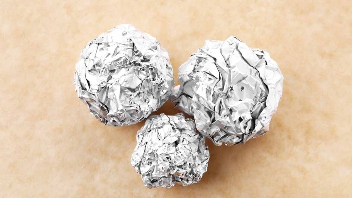 Fırın tepsisine 3 tane alüminyum folyo topu koyun: Sonuca şefler bile şaşırıyor