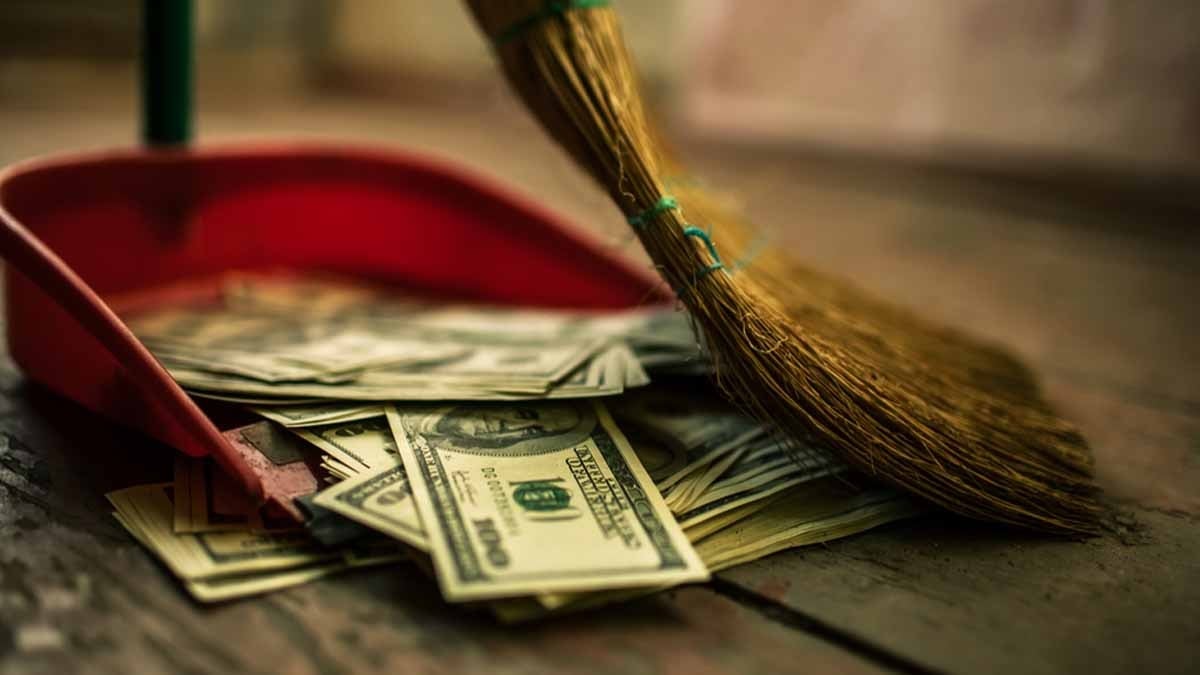 Sokak sokak gezip 'pislik' topluyorlar