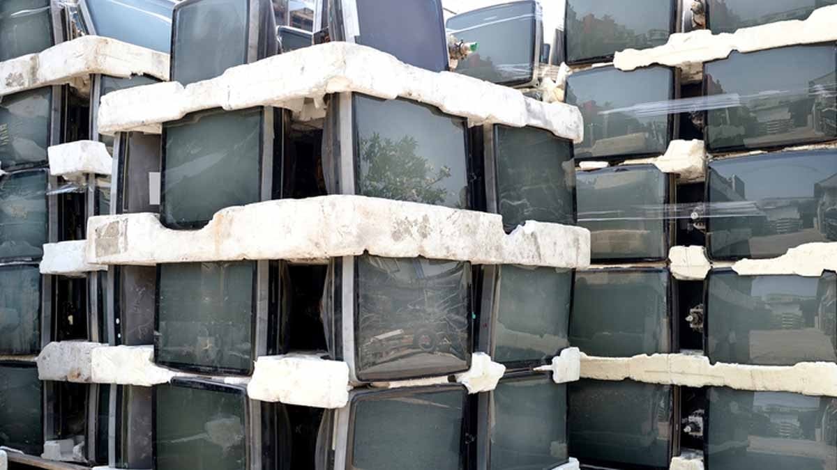 Üst üste yığılmış aynı marka 2200 bilgisayar bulundu: Bina çökecekti