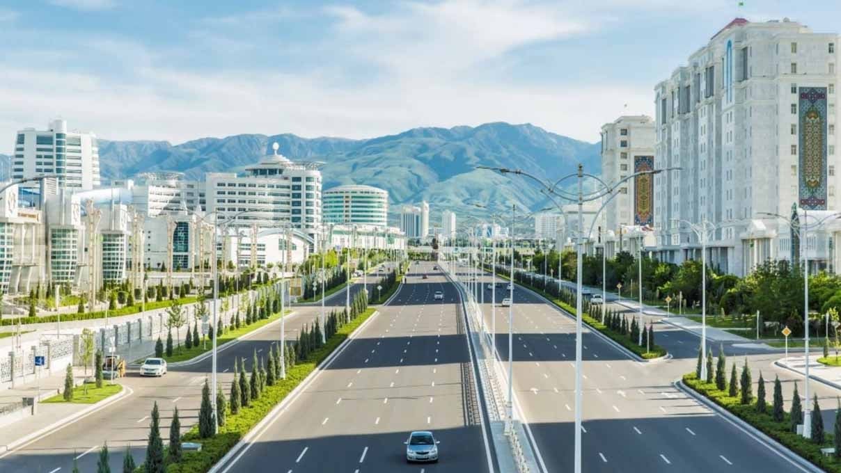 Ülkenin her yeri beyaz mermerlerle kaplı