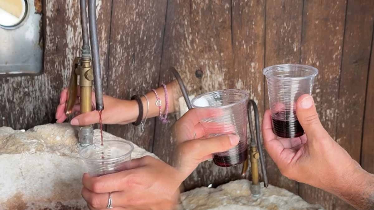 Garson yok, para yok, mekan yok: Sokağın ortasındaki çeşmeden bardak bardak şarap akıyor