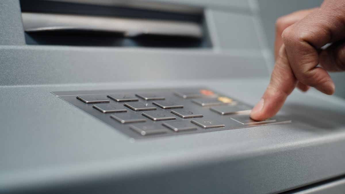 Bankalar müşterilerine 'nakit para çekin' demeye başladı