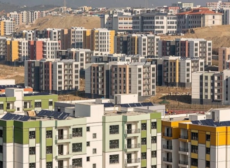 Temmuzda İstanbul ve Ankara'da konut fiyatları arttı İzmir'de düştüTürkiye Cumhuriyet Merkez Bankası'nın Temmuz 2026 verilerine göre Konut Fiyat Endeksi aylık yüzde 1,5 artarak 234,8'e çıktı. Yıllık bazda nominal yüzde 25 artış yaşanırken reel yüzde 5,1 gerileme kaydedildi. İstanbul ve Ankara'da fiy