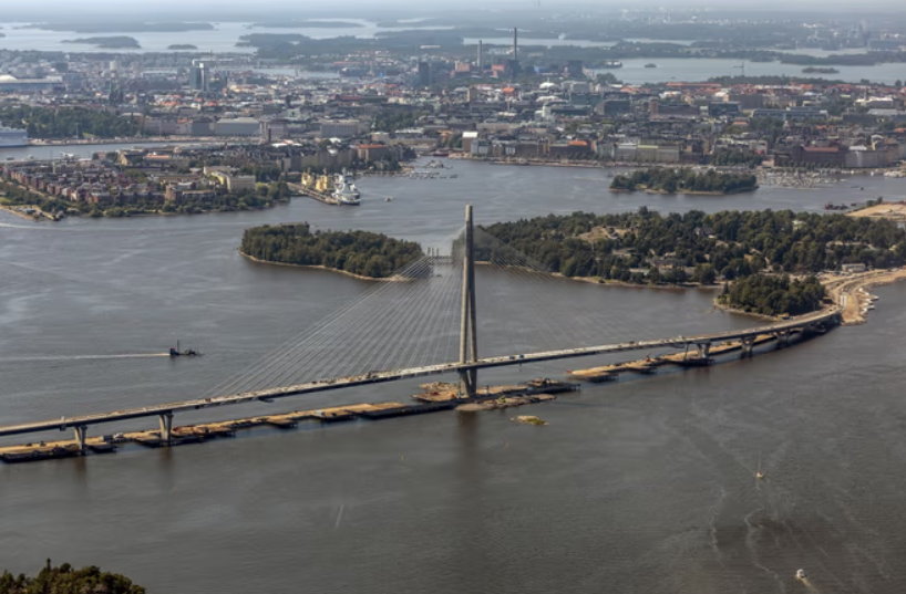 Denizin üstünde yürüyorlar: 1200 metrelik bu devasa köprüde araba kullanmak yasak