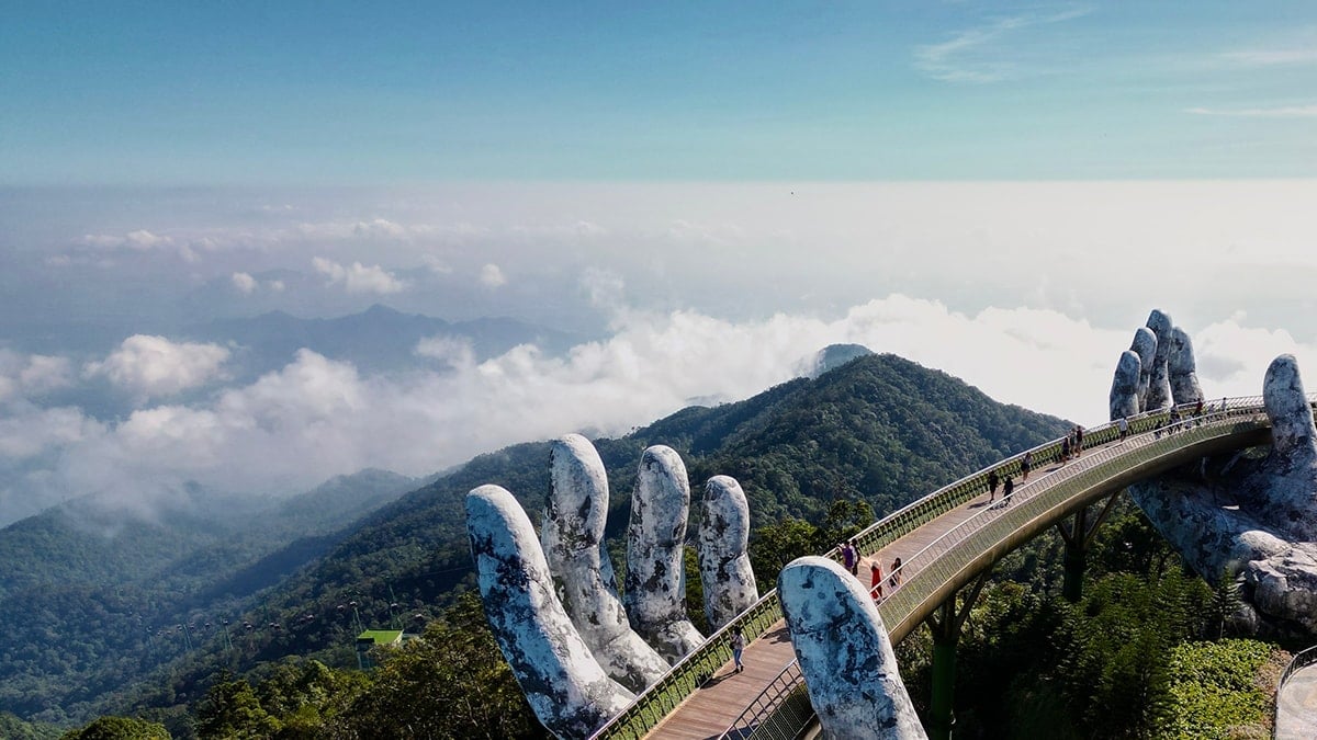 İki devasa elin taşıdığı sıra dışı köprü