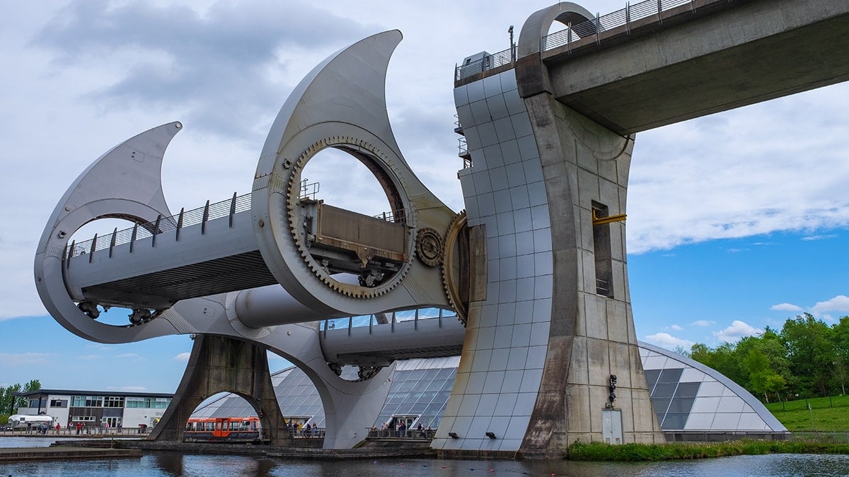 Suyun üstünde 180 derece dönen köprü: 1 günden 4 dakikaya indi