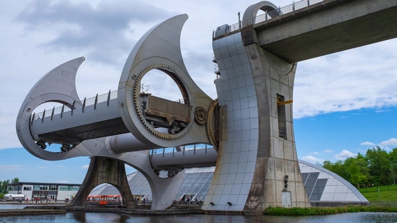 Suyun üstünde 180 derece dönen köprü: 1 günden 4 dakikaya indi - Sözcü