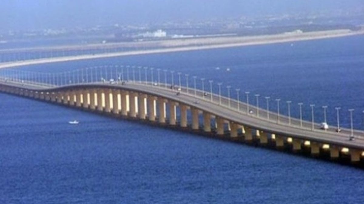 İki ülkeyi birbirine bağlayan dev köprüde ulaşım durdu 