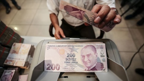 Kredi çekecekler dikkat! Faizler pazartesi düşecekMerkez Bankası'nın yeniden bir hafta vadeli repo ihalelerine başlamasıyla fonlama faizinde 3 puanlık düşüş yaşandı. İş dünyasının kredi faizlerine bu indirimin yansıtılması talebine kamu bankalarından olumlu yanıt geldi. Vakıfbank Genel Müdürü Osman