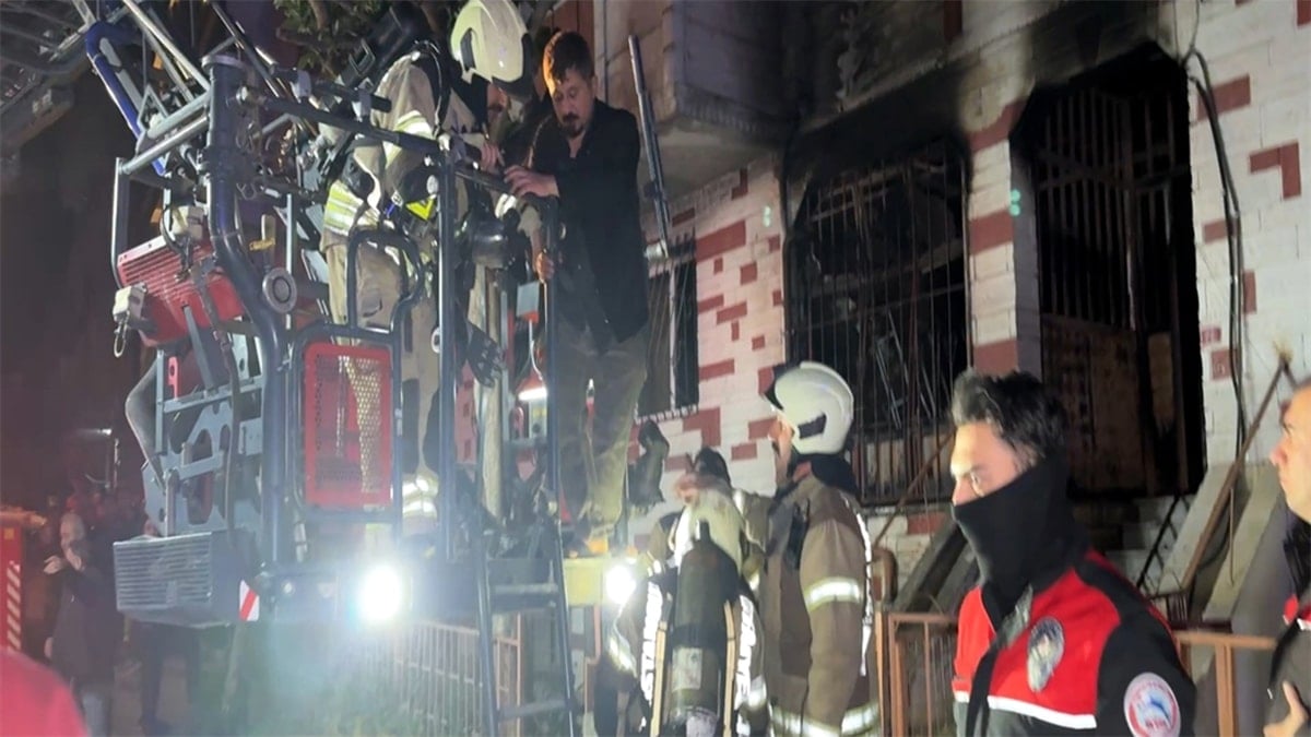 Avcılar'da 4 katlı binada yangın: Mahsur kalan 20 kişi kurtarıldı