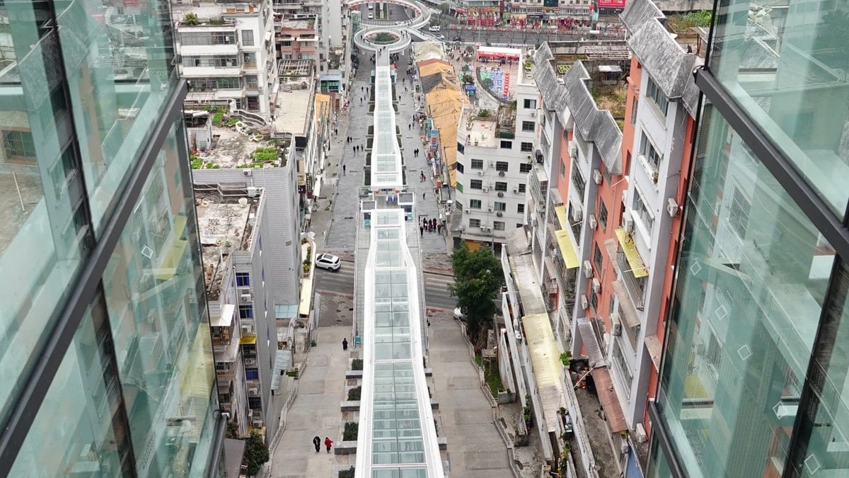 80 katlı bina yüksekliğindeki dev yürüyen merdiven hizmete açıldı