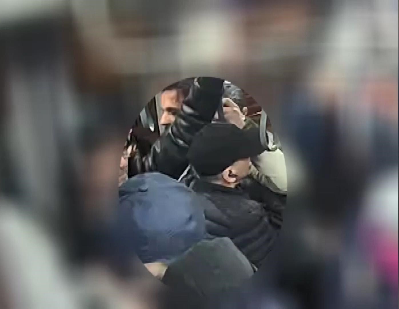 Toplu taşımada turistlerin kabusu oldular! 7 bin 500 dolarlık vurgun yapmışlar