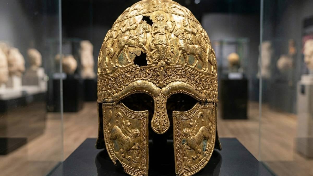 Çalınan 2500 yıllık altın miğfer geri döndü! Değerine paha biçilemiyor