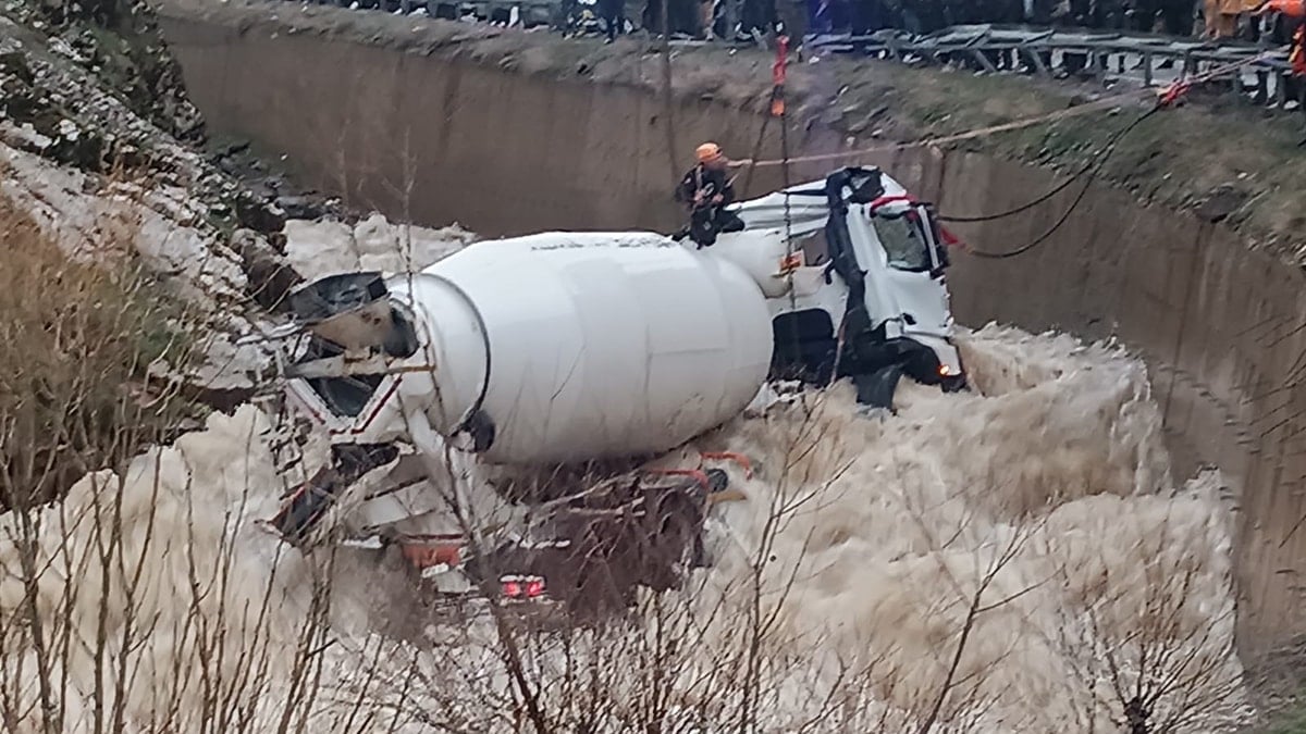 Beton mikseri dereye yuvarlandı, şoför kayboldu