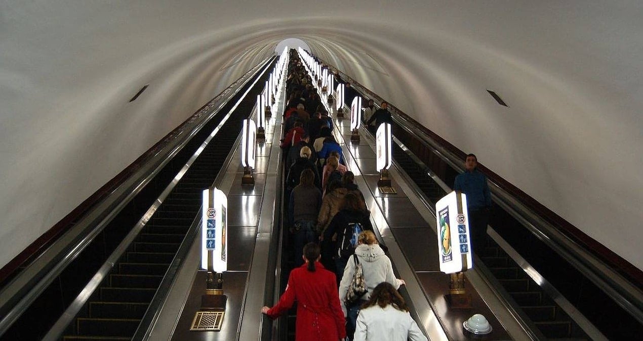 Ulaşım aracına binmek için yerin 105 metre altına iniyorlar