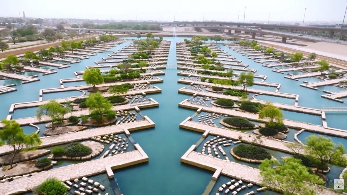 Çölün ortasında inşa ettikleri nehirden oluk oluk su akıyor: Cenneti yarattılar