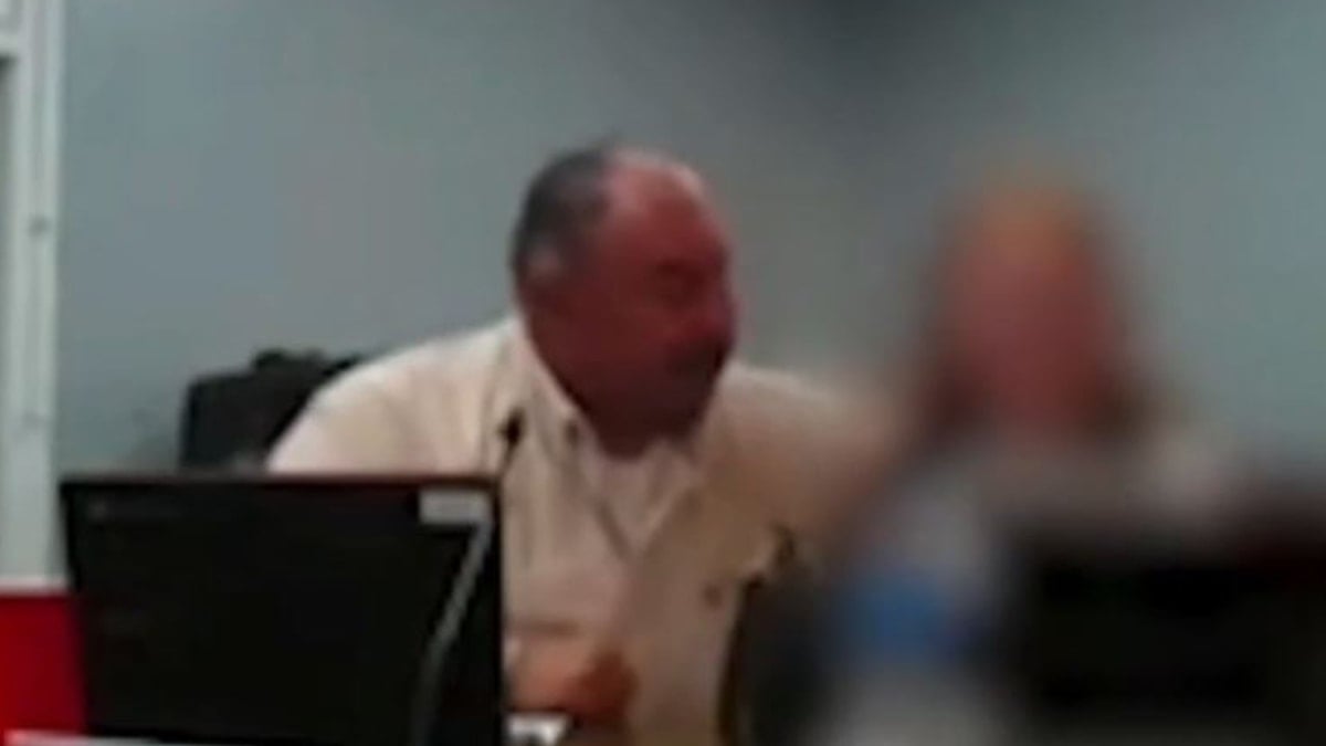 Okul aile birliği toplantısında şok! Öğrenciye 'Ne kadar ateşlisin' dedi