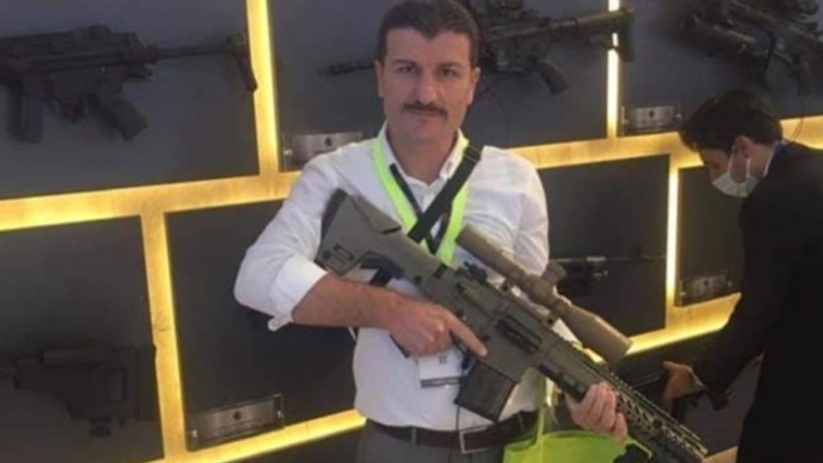 Silahlı pozu veren bir okul müdürü