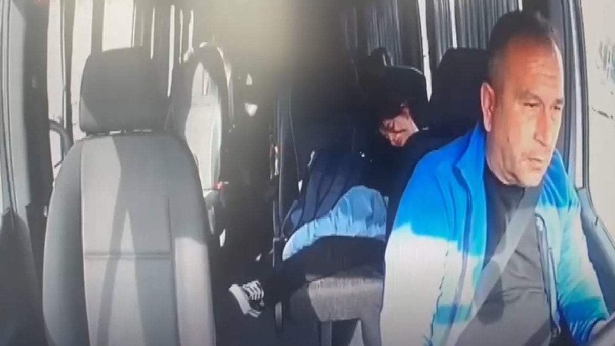 Arnavutköy'de okul servisi ile kamyonet çarpıştı