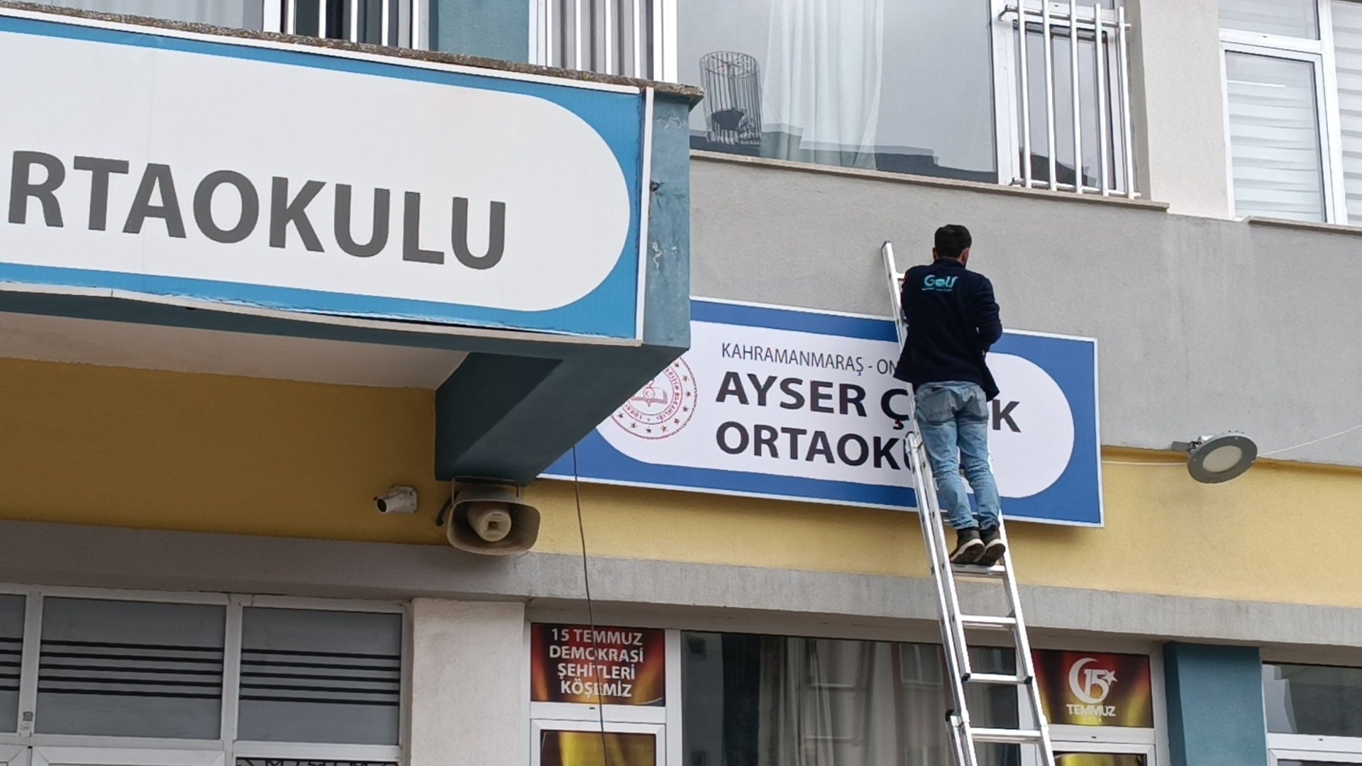 Katliamın yaşandığı okulun tabelası yeni binaya asıldı