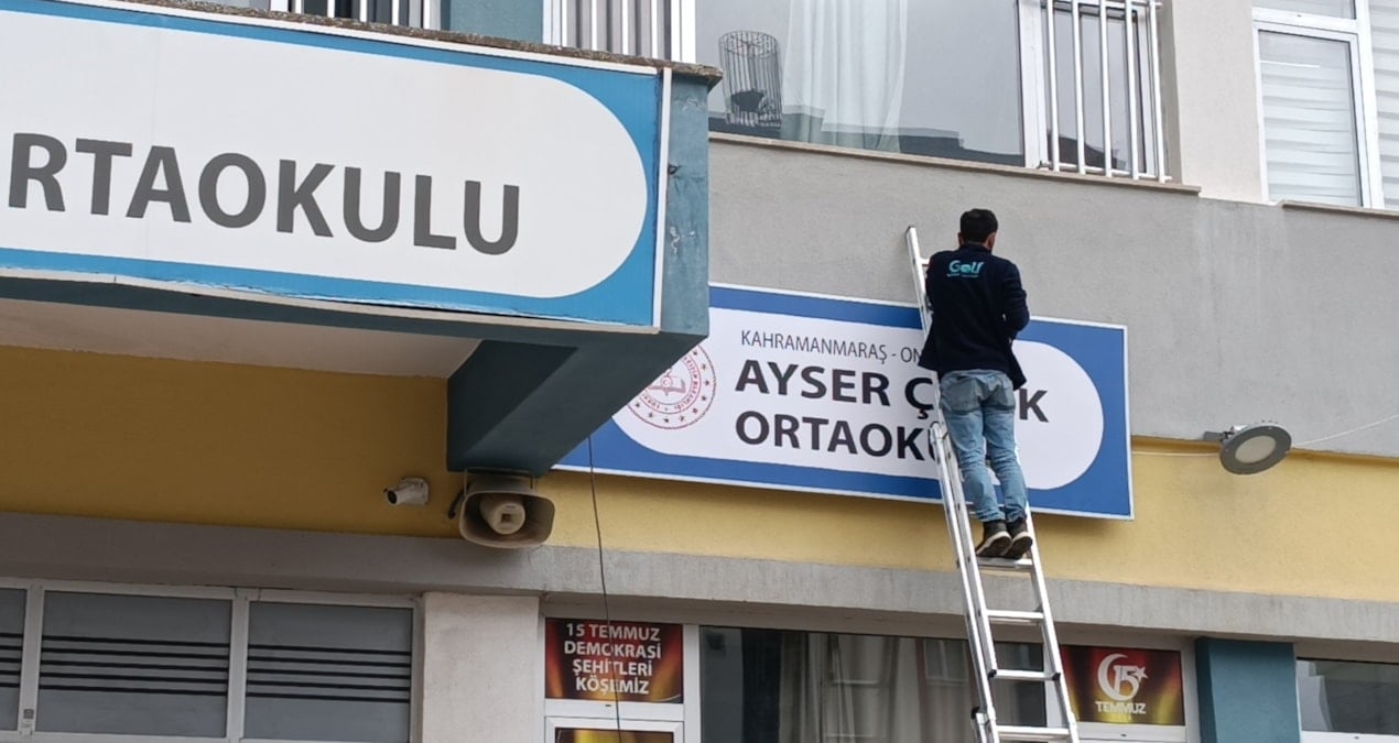 Katliamın yaşandığı okulun tabelası yeni binaya asıldı