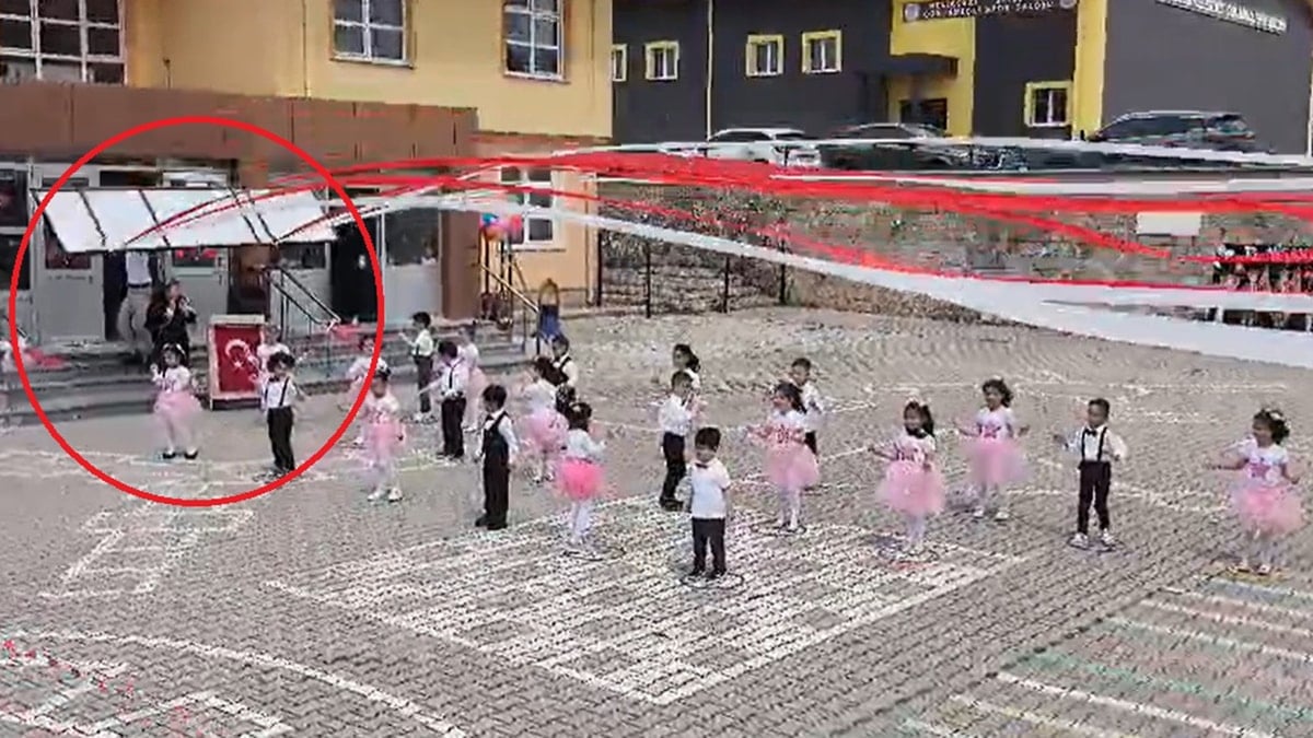 Okuldaki törende yürekleri ağza getiren görüntü