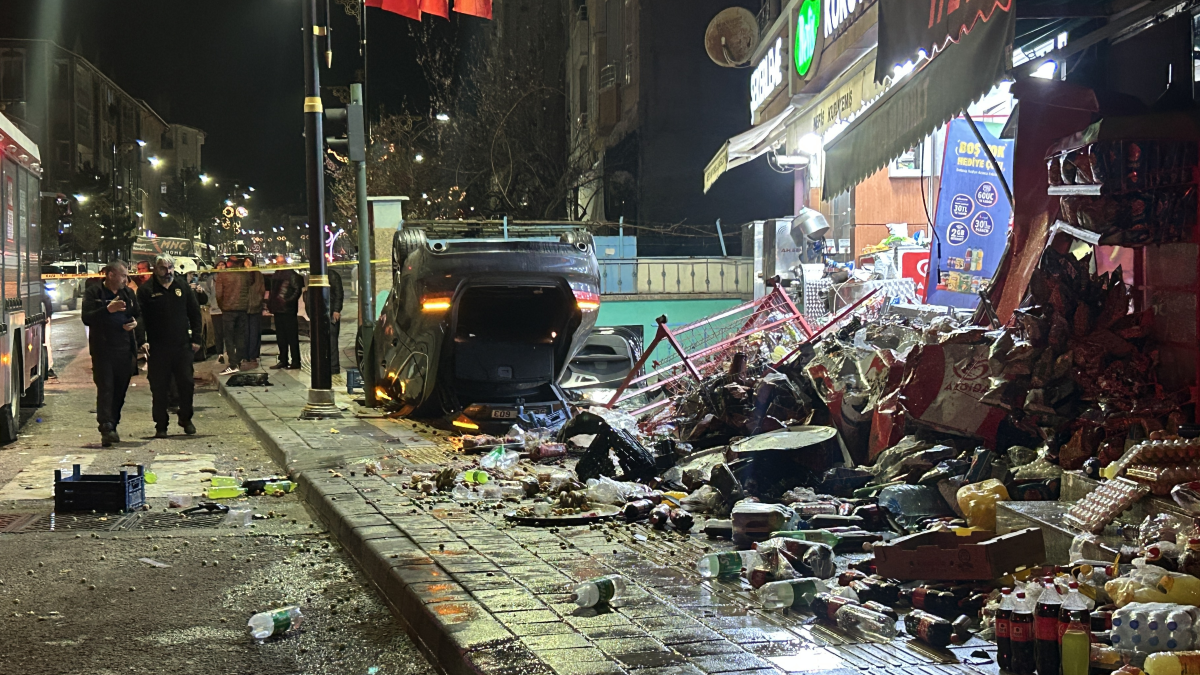 Saniyelerle gelen mucize: Direksiyon hakimiyetini kaybetti dükkana daldı