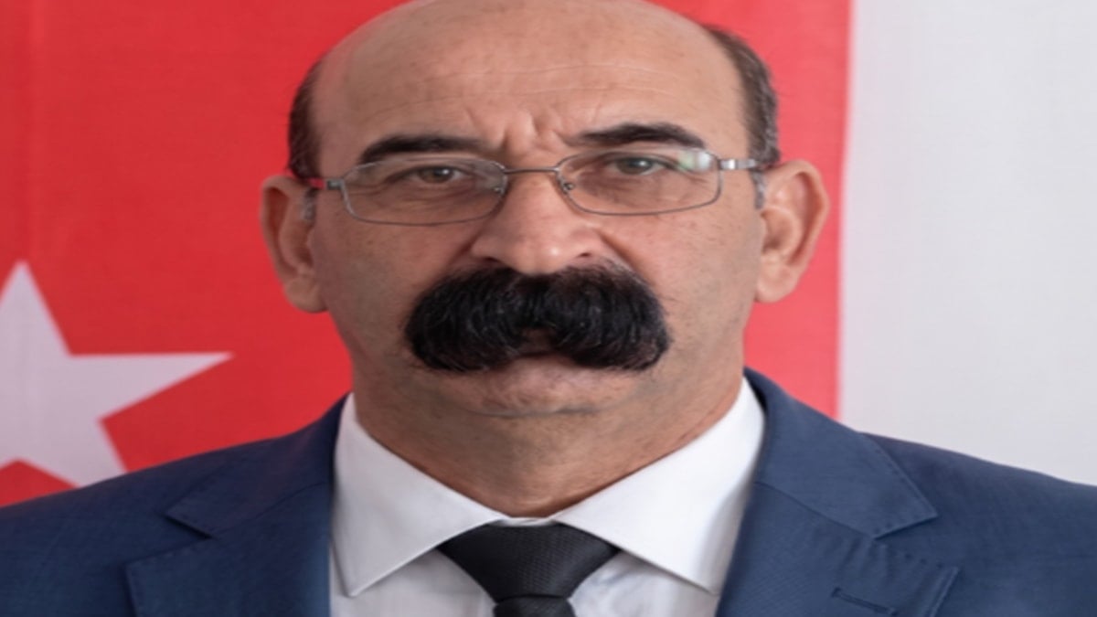 Türk siyasetçinin bıyıkları dünyayı konuşturdu