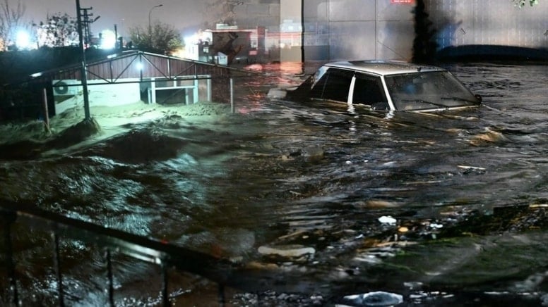 Osmaniye'de sel felaketi; Araçta mahsur kalan iki kişi hayatını kaybetti