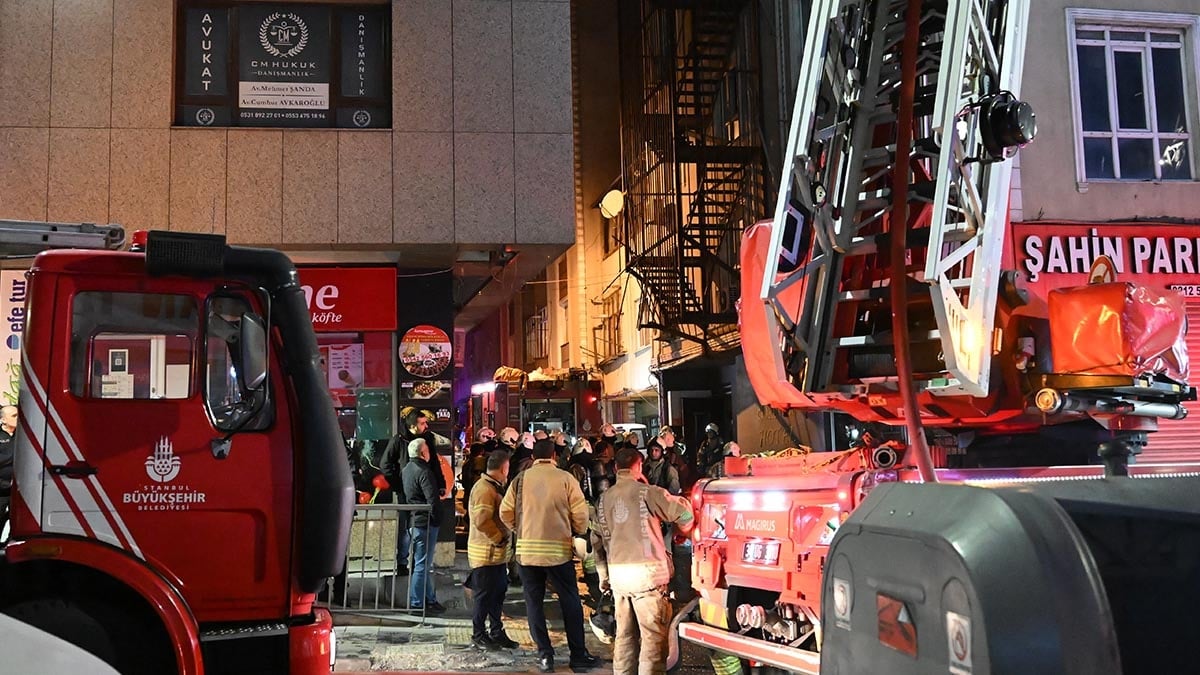 Küçükçekmece’de otel yangını: Mahsur kalan 2 kişi kurtarıldı