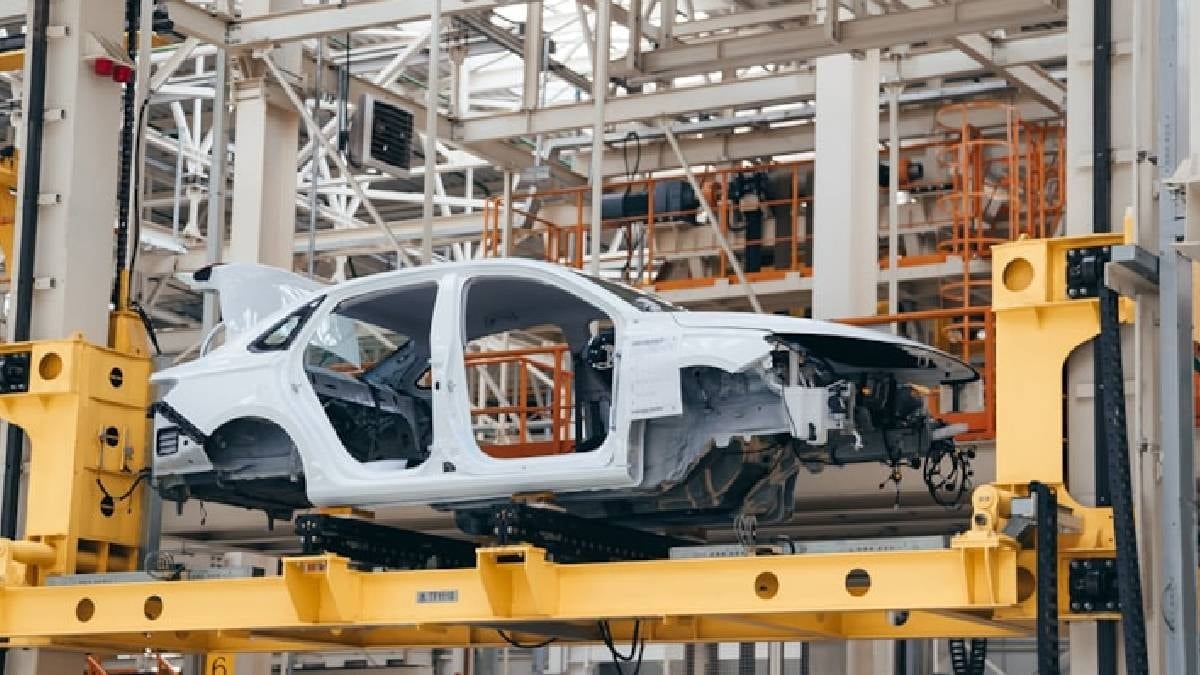 Otomotiv devi en büyük fabrikasında üretimi durdurdu