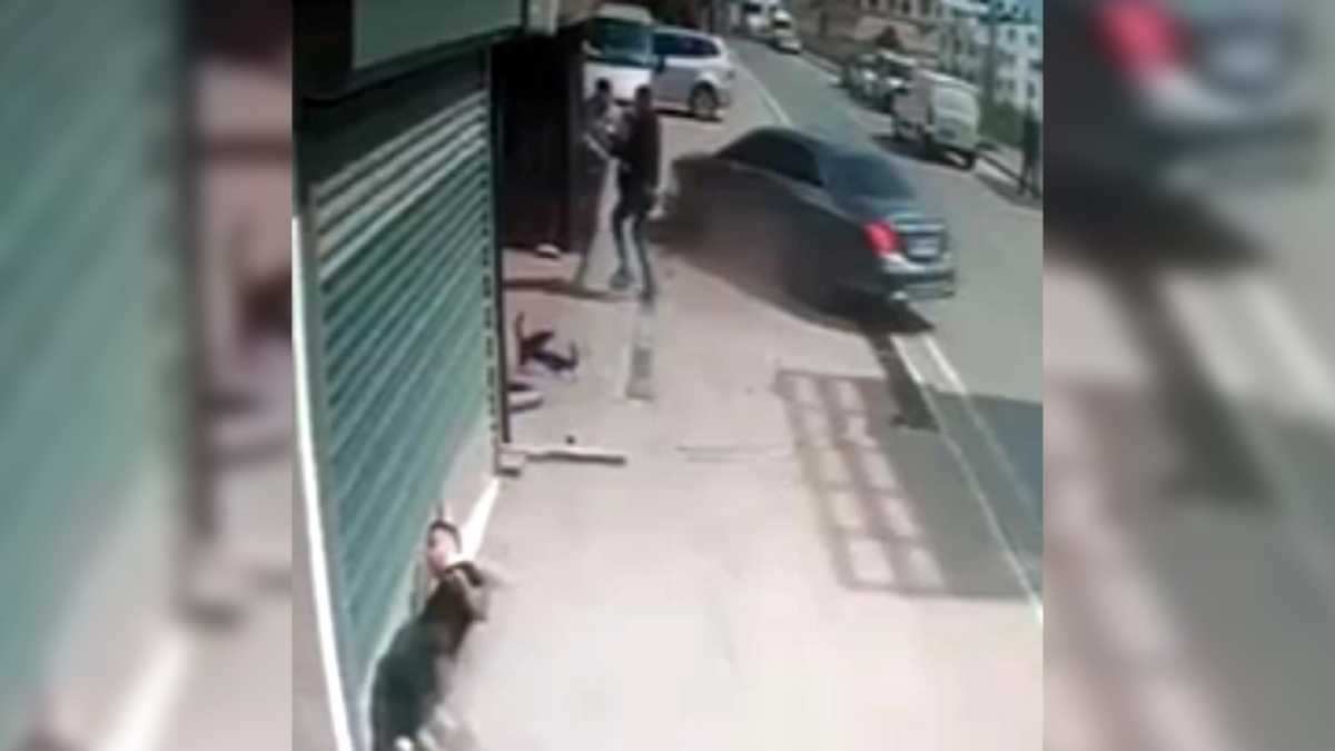 'Oğlumu tehdit ettin' dedi, motosikletliye otomobille çarptı