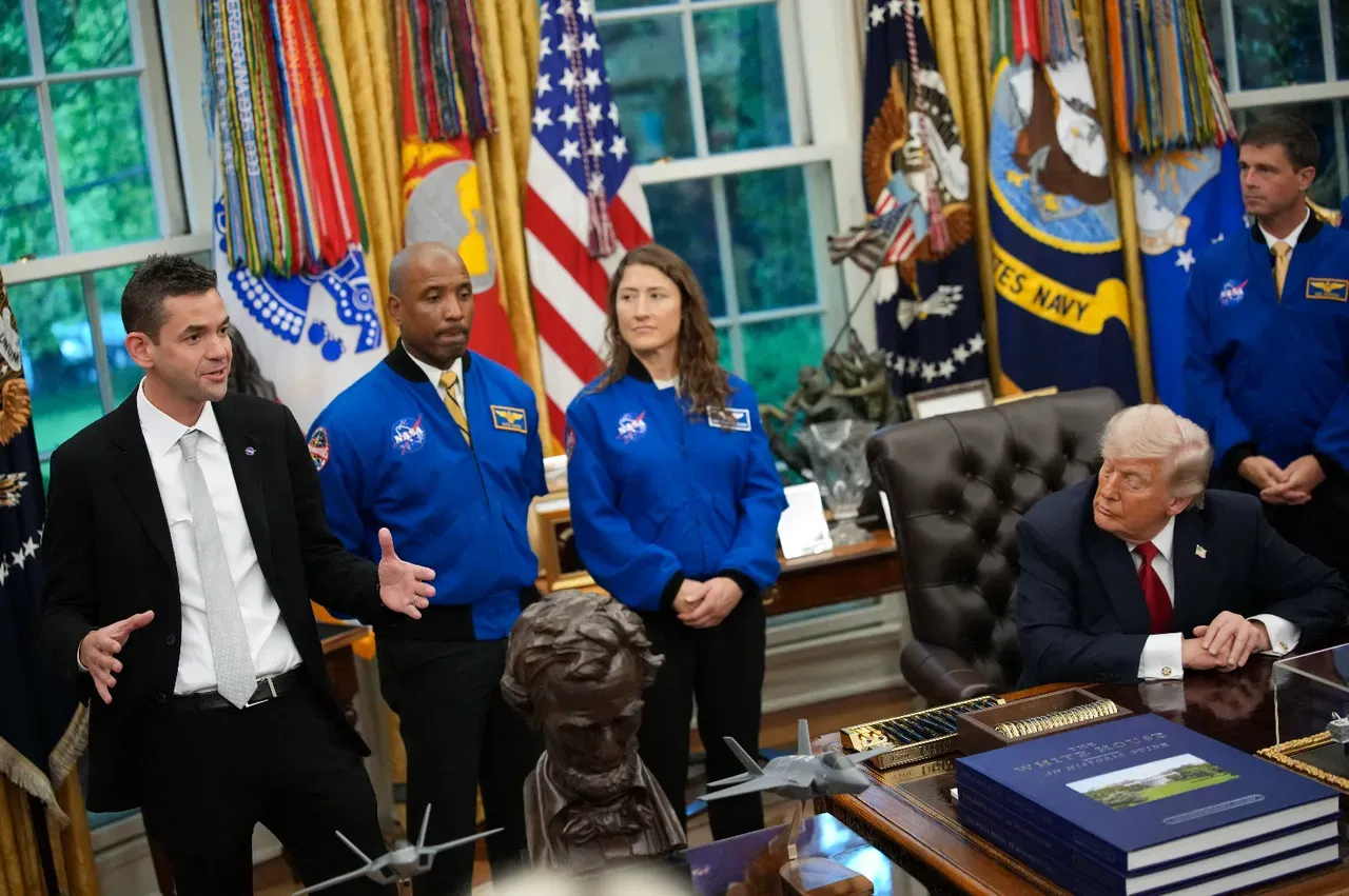 Trump yine yaptı yapacağını! NASA Başkanı’nın kulaklarıyla dalga geçti