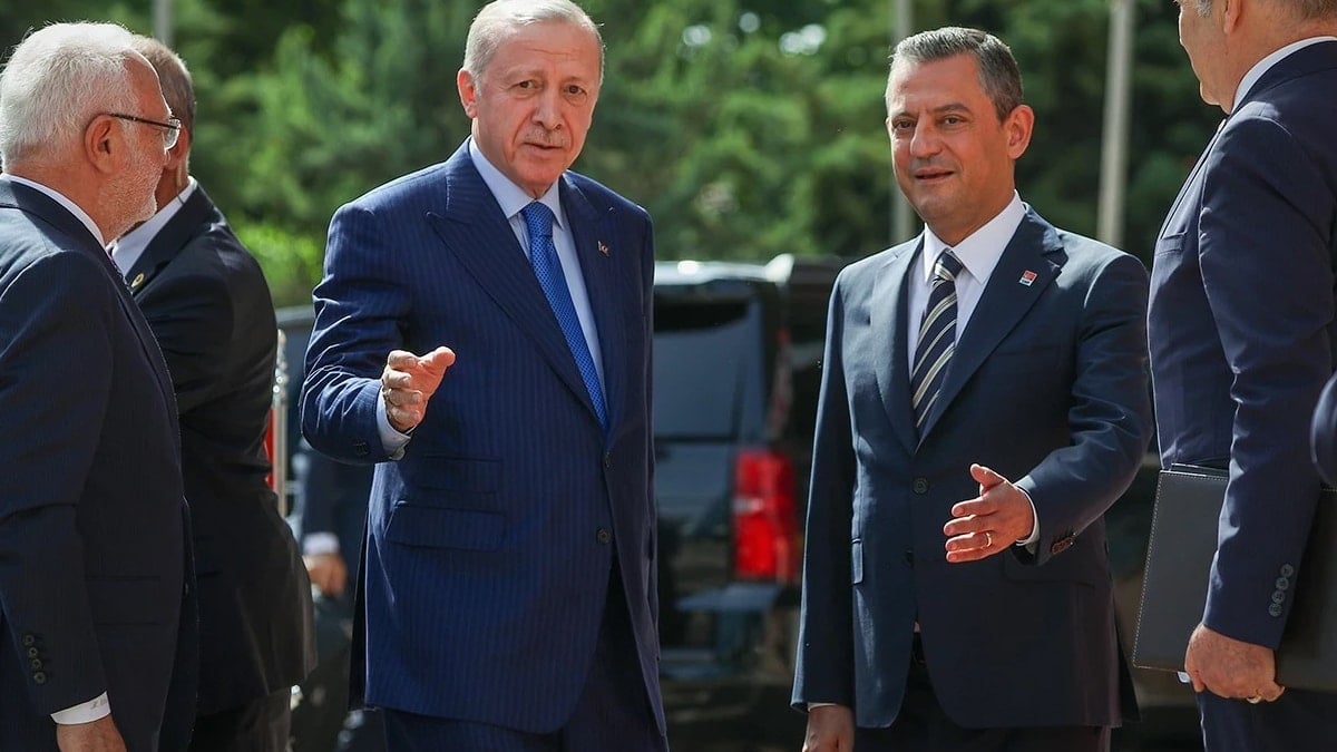 Siyasette dengeleri sarsan iki anket