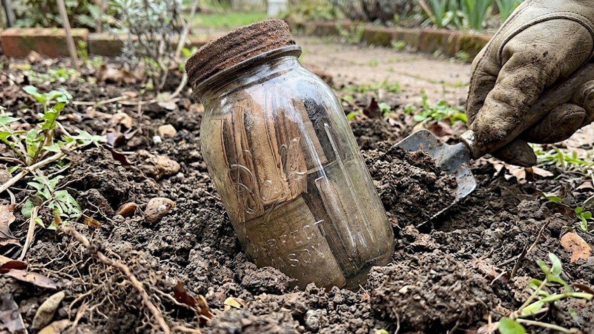 Tadilat sırasında bulduğu cam kavanozdan servet çıktı