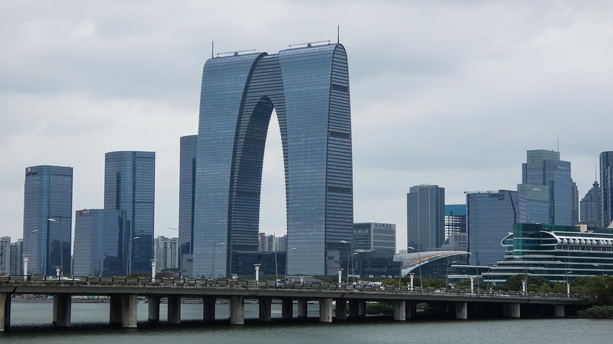 Şehrin ortasına 'dev pantolon' diktiler