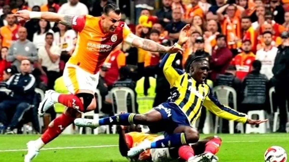 Galatasaray-Fenerbahçe derbisinin başında penaltı var gol yok!