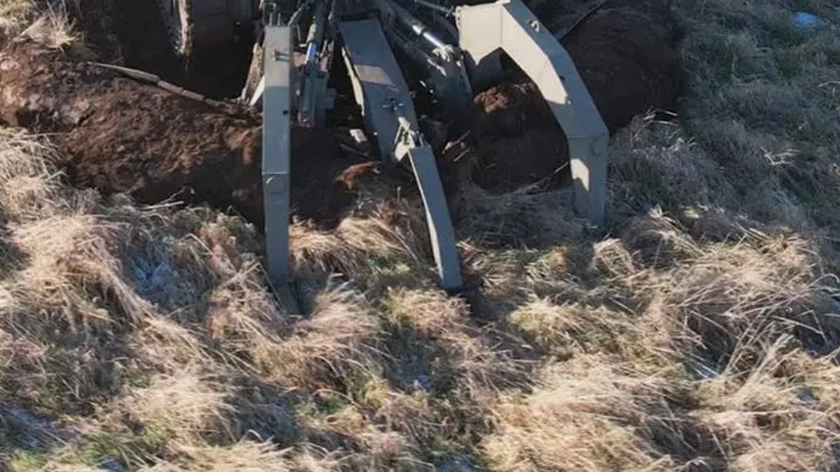 Üç devasa pençe toprağa gömüldü: Ansızın ortaya çıkıyor, toprağı yerle bir ediyor